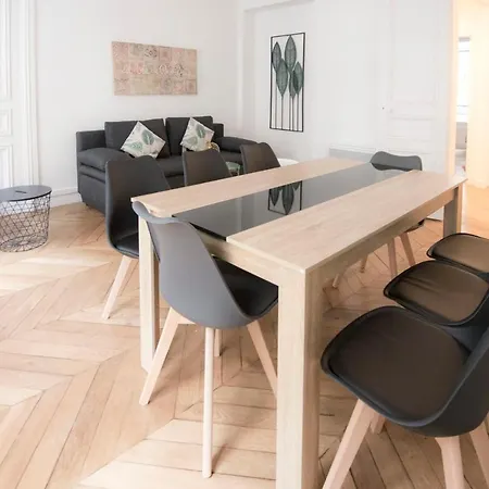 Spacious And Bright Apt At The Arc De Triomphe Lägenhet